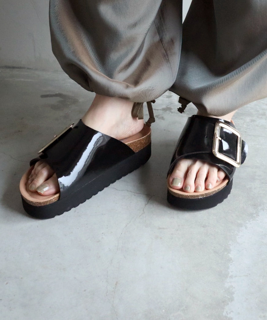 ビッグバックルサンダル / Black & Black